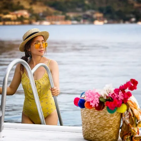 Melek ボズブルン